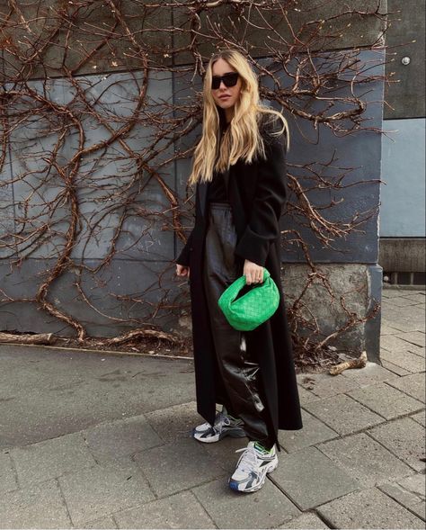 Streetstyle inspo | Small, braided, green Bottega Veneta bag, daddy sneakers, all black outfit #streetstyle #daddysneaker #greenbottegabag #bottegabag #allblacklook Mini Jodie Outfit, Bottega Bag Outfit, Bottega Veneta Bag Outfit, Bottega Veneta Outfit, Green Bag Outfit, Bottega Bag, Pernille Teisbaek, Winter Mode Outfits, Mini Jodie