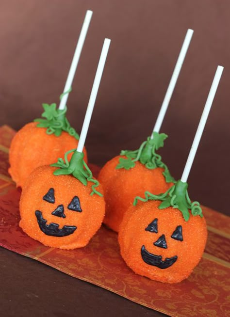 Halloween Chocolate-Covered 'Jack 'O Lantern' Caramel Apples Pumpkin Caramel Apples, Pumpkin Candy Apples, Halloween Dipped Apples, Halloween Chocolate Apples, Chocolate Covered Apples Halloween, Halloween Caramel Apples Ideas, Halloween Caramel Apples, Caramel Apples Halloween, Dipped Apples