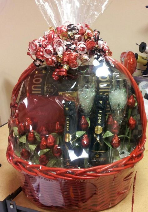 Dena's valentine Diy Mother's Day Gift Basket, Valentine Basket, Cadeau St Valentin, Mothers Day Baskets, Valentines Day Baskets, Liquor Gifts, Valentine Gift Baskets, Best Gift Baskets, Valentine Baskets