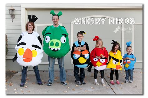 Sugar Bee Crafts: sewing, recipes, crafts, photo tips, and more!: Photo Glimpse - family shots (Love the family angry birds!) Angry Birds Halloween Costume, Angry Birds Costumes, Family Themed Halloween Costumes, Sibling Halloween Costumes, Best Group Halloween Costumes, Themed Halloween Costumes, Bird Costume, Bird Party, Diy Halloween Costumes For Kids