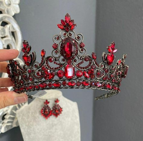 Trendy Gold Necklace, Medieval Crown, Fantasy Crown, Quinceanera Crown, Aesthetic Edgy, Tiara Accessories, Black Quinceanera Dresses, Crown Aesthetic, Quinceanera Planning