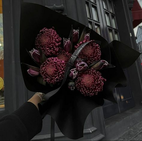 Dark Bouquet Aesthetic, Luxury Flower Bouquets, Fancy Flowers, Boquette Flowers, Dark Flowers, Nothing But Flowers, Rose Arrangements, Flower Therapy, Beautiful Bouquet Of Flowers