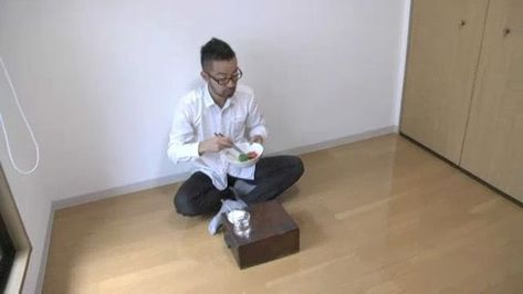 Fumio Sasaki lives in a tiny apartment — less than 300 square feet total — but it looks positively spacious given his almost complete lack of belongings. Extreme Minimalism Home, Extreme Minimalist Home, Traditional House Decor, Fumio Sasaki, Extreme Minimalism, Minimalist Tips, Minimal Apartment, Live Simple, Minimal Life