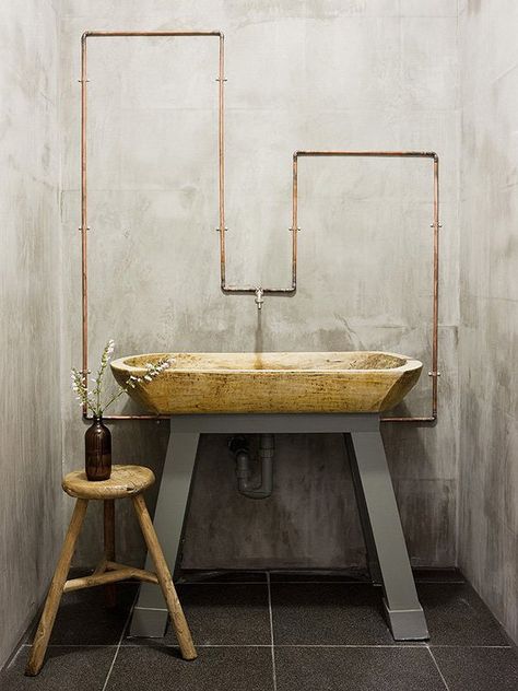 Concrete walls! Copper tubes! Wood! Golden sink! (don't like shap of tubes, floor and sink foundation) Exposed Plumbing, Barn Bathroom, Barn Interior, Bad Inspiration, Trendy Bathroom, Design Industrial, Rustic Barn, Rustic Interiors, Beautiful Bathrooms