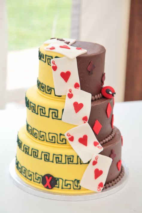 Our wedding cake. Brides side is Rogue themed and Grooms side is Gambit themed with a Deadpool on the side. Deadpool Wedding, Rogue And Gambit, Comic Book Wedding, Groom Cake, Looking For Friends, Decorated Cakes, Grooms Cake, Pin Board, Friend Wedding