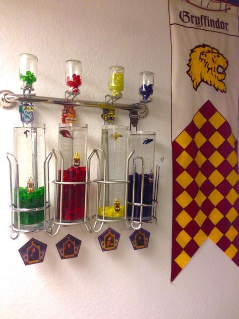 Creating a space for your pet to roam is essential, and who says that space shouldn’t have a little magic in it, even in the Muggle world? Katie, a longtime betta fish lover and Potterhead, has created a truly special DIY project inspired by the Hogwarts House points jars. Classe Harry Potter, Stile Harry Potter, Cumpleaños Harry Potter, Harry Potter Room Decor, Harry Potter Classroom, Harry Potter Bedroom, Festa Harry Potter, Anniversaire Harry Potter, Theme Harry Potter