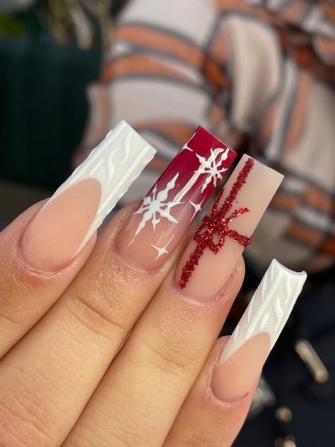 Christmas Nails Inspiration Red, Pretty Christmas Nails Square, Red Acrylic Nails Designs Christmas, Christmas Nails Latina, Christmas Nail Ideas Coffin Shape, Xmas Nails Natural, Christmas Medium Nails, Christmas Inspired Nails Acrylic, Christmas Present Nail Designs