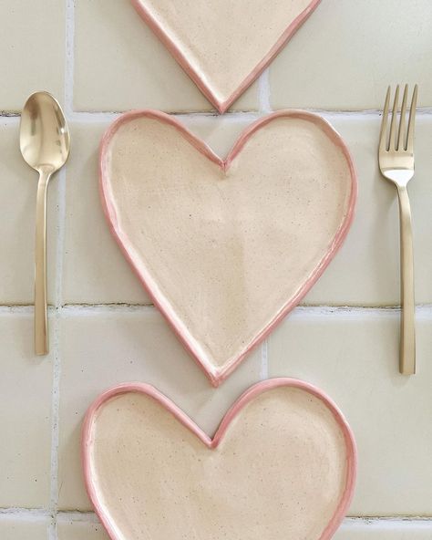 Heart Plate Pottery, Paint And Pottery Ideas, Pottery Hearts Ideas, Ceramic Hearts Ideas, Heart Plates, Pottery Heart, Heart Plate, Diy Pottery Painting, Affordable Aesthetic