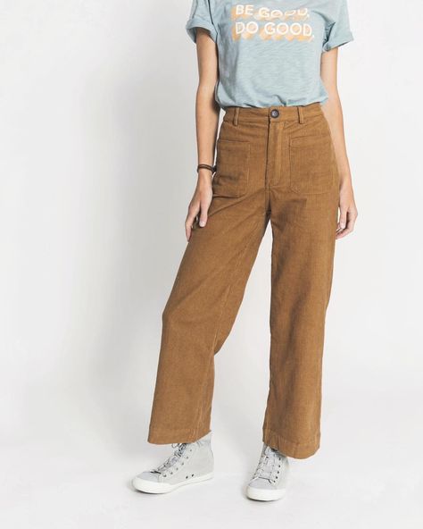 We feel the need to formally welcome corduroy back into your Wardrobe. 👋🏼 // Liz Corduroy Pant #soelonline Styling Curdoroy Pants, Corduroy Pant, Closet Goals, Corduroy Pants, Parachute Pants, Khaki Pants, Outfit Ideas, Women's Fashion, Style Inspiration