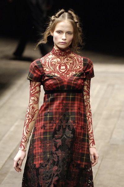 Alexander McQueen fall 2006 Mcqueen Tartan, Lee Alexander Mcqueen, Tartan Fashion, Savage Beauty, Mc Queen, Runway Details, Regency Era, Fashion Costume, Dress Silhouette