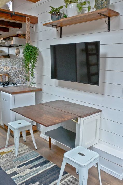 Tiny House Living Room, Små Rum Lidt Plads, Tiny House Furniture, Wohne Im Tiny House, Oregon Portland, Tiny Houses For Rent, Tiny House Inspiration, Tiny House Kitchen, Casas Coloniales