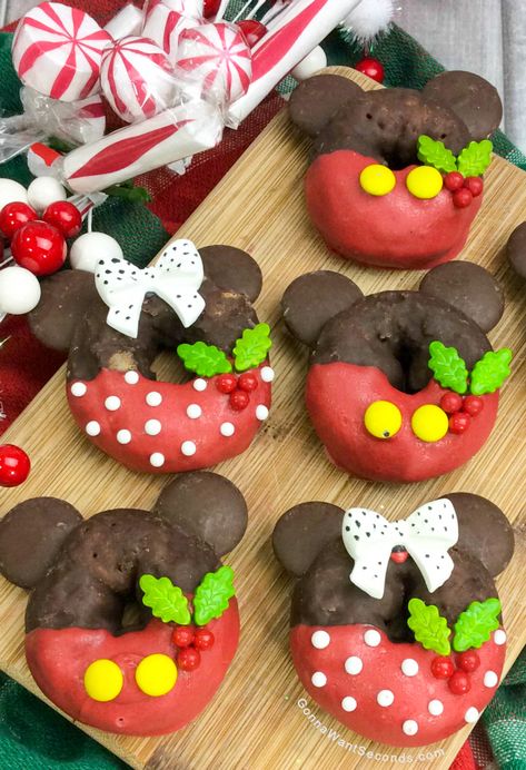 Mickey and Minnie Doughnuts Moist Lemon Cake Recipe, Disney Breakfast, Donuts Chocolate, Recipes Tutorials, Moist Lemon Cake, Disney Eats, Christmas Donuts, Chocolate Melting Wafers, Disney Recipes