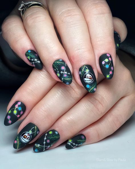 If you’re like us and feel like celebrating Christmas in style, you are going to love the ideas of Black Christmas Nails that we have in store for you. Nails With Christmas Lights, Edgy Christmas Nails, Christmas Nails Green, Edgy Christmas, Black Christmas Nails, Christmas Nails 2023, Black Nails With Glitter, Multicolored Nails, Snowflake Nail Art