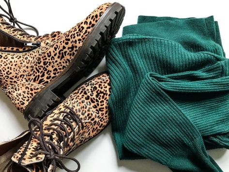 The Best Colors to Wear with Leopard Print | The Mom Edit Leopard Print Outfits Color Combos, Leopard Print Boots Outfit, Leopard Boots Outfit, Print Boots Outfit, Emerald Green Outfit, Moccasins Outfit, Blush Outfit, Leopard Ankle Boots, Leopard Print Outfits