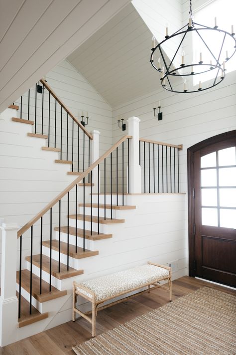 Decoration Cage Escalier, Indoor Stair Railing, Farmhouse Staircase, Farmhouse Stairs, Interior Stair Railing, Stairs Renovation, Wrought Iron Stair Railing, White Staircase, Modern Stair Railing