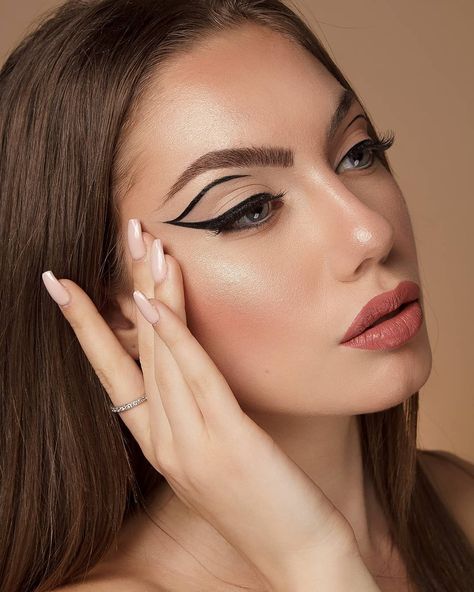 Modella  con trucco occhi  grafico  con Eyeliner nero e labbra colore naturale Graphic Liner Makeup, Foxy Eyes, Liner Makeup, Graphic Makeup, Graphic Liner, Eyes Makeup, Eye Makeup, Nose Ring, Makeup