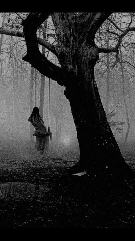 .B. Gothic Setting Aesthetic, Spooky Ghost Pictures, Creepy Black And White Photos, Eery Photos, Dark Ghost Wallpaper, Scary Picture Aesthetic, Spooky Vibes Aesthetic, Dark Pictures With Meaning, Dark Ghost Aesthetic