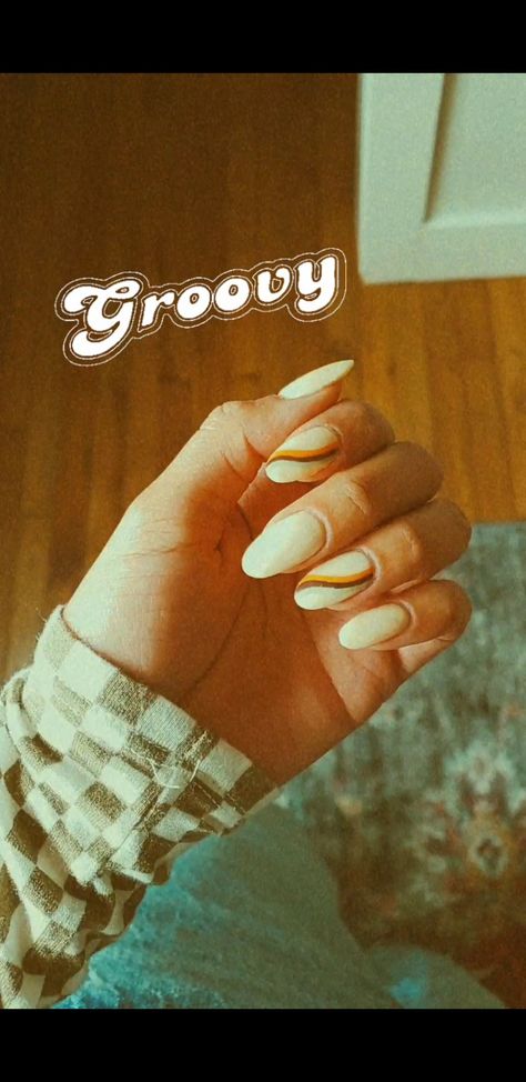 70s groovy nails art design 70s Nails Retro Simple, Simple 70s Nails, 70s Groovy Nails, 70s Nail Designs For Short Nails, 70s Inspo Nails, Retro Wedding Nails, Seventies Nails, Groovy Manicure, Orange Retro Nails