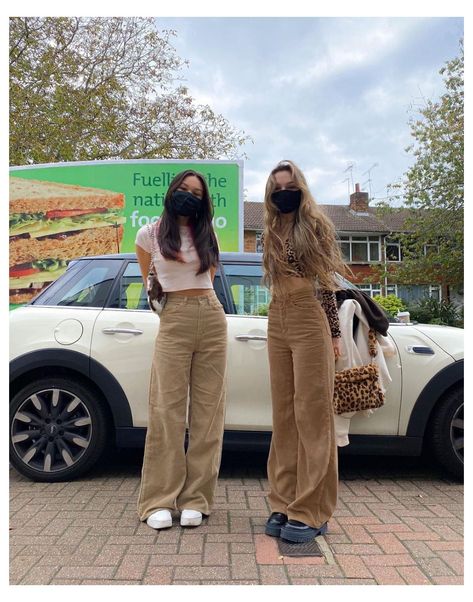 9cb67ffb59554ab1dabb65bcb370ddd9desc54287982ri Y2k Fashion Street Styles, Cargo Pants Women Outfit, Khaki Corduroy Pants, Indie Outfits Summer, Khaki Pants Outfit, Marlene Hose, Brown Cargo Pants, Corduroy Pants Women, Cargo Pants Outfit