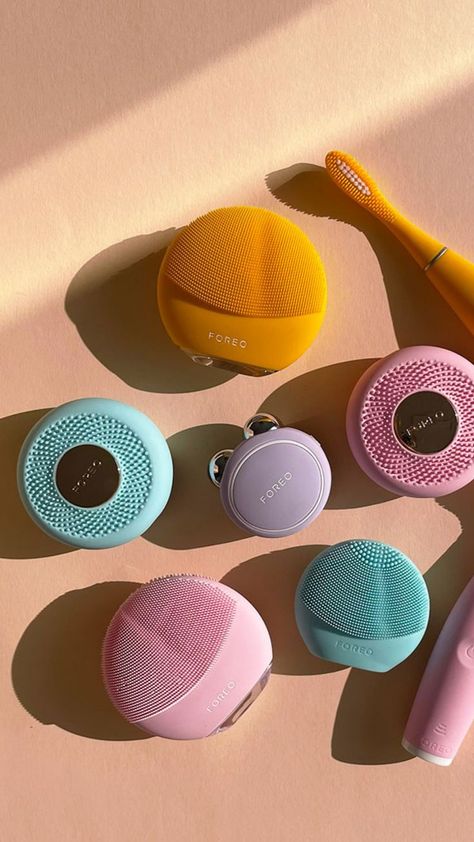 Staying home more and having to miss out on some of our regular treatments has pushed brands to innovate products that give us that spa-like experience right from the comfort of our own bathrooms. 📷 via @FOREO Facial Cleansing Brush, Cleansing Brush, Facial Cleansing, To Miss, Beauty Routines, Bathrooms, Facial, Benefits, Skin