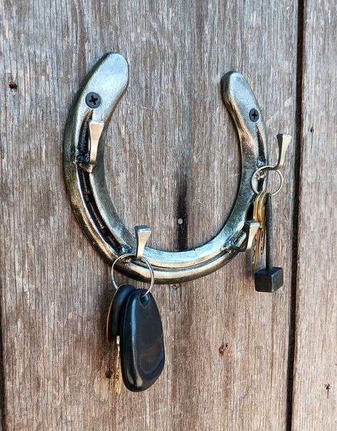 This is a key Hanger that is made from a premium recycled horseshoe. Welded Key Holder, Welded Projects Ideas, Horseshoe Key Holder, Horse Shoe Crafts Diy Ideas, Diy Horseshoe Crafts, Christmas Horseshoe Crafts, Horse Shoe Projects, Horseshoe Hangers, Horseshoe Welding Projects