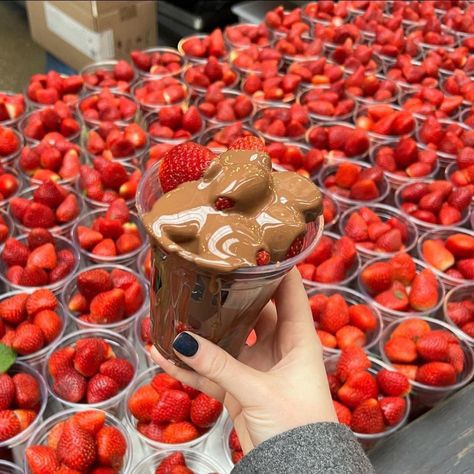 Strawberry With Chocolate, Strawberries And Chocolate, Strawberry And Chocolate, Strawberry Chocolate, Food Babe, Healthy Food Dishes, Food Therapy, Yummy Comfort Food, Think Food