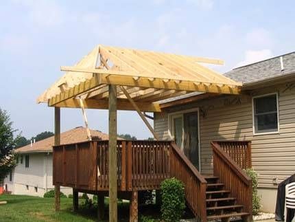 Build a roof on your deck to enjoy your outdoor space regardless of the weather! Roof Over Deck, Pergola Modern, Deck Roof, Deck Building Plans, Roofing Design, Build A Playhouse, Building A Pergola, Under Decks, Deck Construction