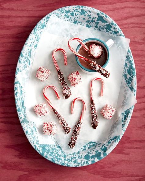 Hot Chocolate Stirrers Chocolate Stirrers, Peppermint Candy Ornaments, Hot Chocolate Treats, Hot Chocolate Stirrers, Easy Winter Crafts, Candy Cane Reindeer, Candy Cane Crafts, Diy Hot Chocolate, Reindeer Craft