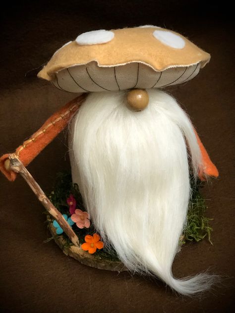 Mushroom Gnomes Diy, Mushroom Gnome, Spring Gnomes, Mushroom Hat, Gnomes Diy, Diy Gnomes, Doll Making, Diy And Crafts, Stuffed Mushrooms