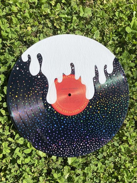 Record Painting Ideas Aesthetic, Record Painting Ideas Easy, Vinyl Record Painting Ideas, Painting Cds, Record Painting Ideas, Painted Vinyl Record, Vinyl Record Painting, Vinyl Record Art Ideas, Painted Records