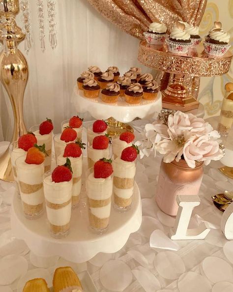 Sweet 16 Party Ideas Rosegold, 16 Birthday Party Ideas Rose Gold, Rose Gold Food Ideas, Pink And Gold Centerpieces Birthday, Rose Gold Party Food, Rose Gold Birthday Theme Ideas, Rose Gold Candy Table, Rose Gold Desserts, Rose Gold Birthday Party Decorations Ideas