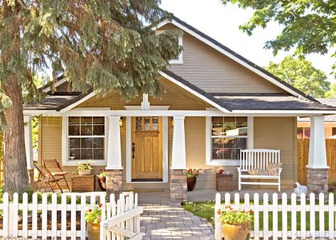 craftsman-style home with fenced-in front yard Types Of Houses Styles, American House Style, Craftsman Exterior, Colonial Style Homes, French Style Homes, Tudor Style Homes, Building A Fence, Cottage Style Homes, Front Landscaping