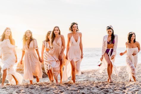 Bachelorette Shots, Beach Photoshoot Family, Strand Party, Group Photoshoot, Rustic Beach Wedding, Bridesmaid Pictures, Wedding Entourage, Bridesmaid Photoshoot, Dreamy Beach