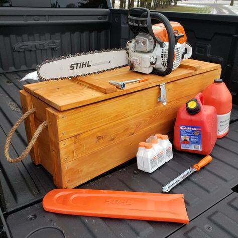 Chainsaw Box Diy, Chainsaw Box Storage, Chainsaw Storage, Garage Storage Plans, Garage Workshop Plans, Wood Tool Box, Wood Splitter, Workshop Plans, Essential Woodworking Tools