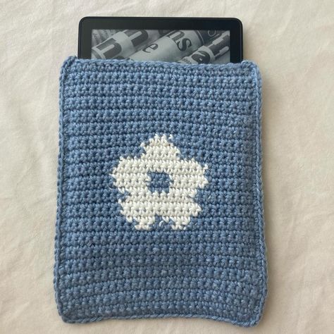 Blue Flower Handmade Crochet Kindle Cover/Sleeve Shop Link in Bio #kindle #kindlecover #kindlesleeve #crochet #shoplocal #shopsmall #etsy #etsyshop #melbourne #ereader #booklover Blue Flower Crochet, Kindle Ereader, Kindle Aesthetic, Ereader Cover, Crochet Grid, Crochet Sleeves, Fav Products, Kindle Oasis, Kindle Sleeve