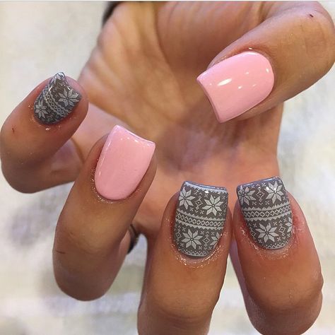 Sweater Nails Pink, Grey Winter Nails, Sweater Nail Art, Nail Art Short, Christmas Manicure, Sweater Nails, Grey Christmas, Pink Shade, Nails Pink