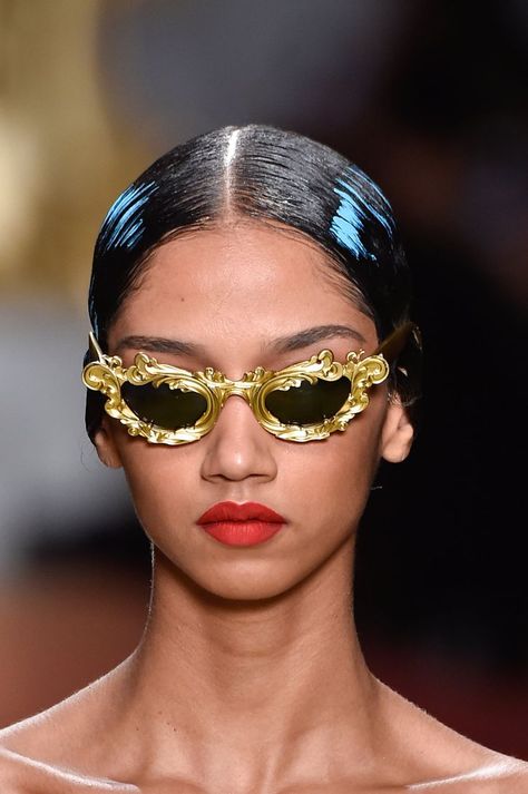 Sunglasses on the Moschino Runway at Milan Fashion Week Moschino Runway, Xoxo Jewelry, Kendall Jenner Chanel, Fashionable Sunglasses, Hi Fashion, Cool Glasses, Spring Accessories, Brain Fog, Summer Fashion Trends