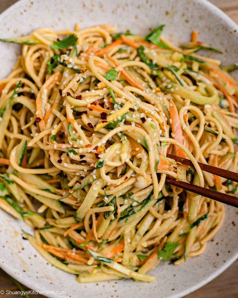 Asian Sesame Noodle Salad, Asian Noodle Salad Recipe, Sesame Noodle Salad, Sliced Vegetables, Noodle Salad Cold, Asian Noodle Salad, Garlic Dressing, Noodle Salad Recipes, Asian Noodle