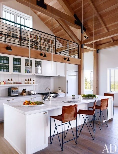 How to remodel a kitchen with vaulted ceilings? Kitchen Loft, Beach House Kitchens, Modern Beach House, Beach House Interior, Lodge Decor, Stunning Kitchens, Martha's Vineyard, Trendy Kitchen, White Kitchen Cabinets