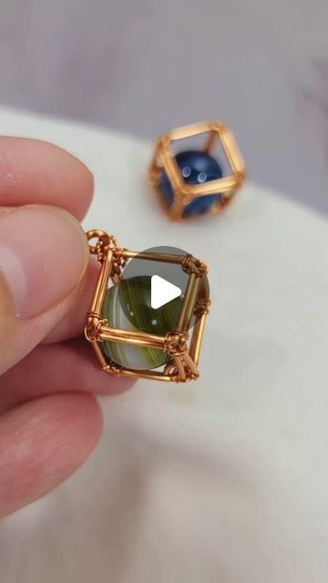 Copper Wire Diy Crafts, Wrapping Wire Around Stones, Wire Cages For Stones, Diy Stone Wrapping Wire Jewelry, Pendant Making Diy, Wire Wrapped Square Stone, Wire Wrapping Stones Tutorial Beginner, Rock Jewelry Diy, Easy Wire Wrapping Stones