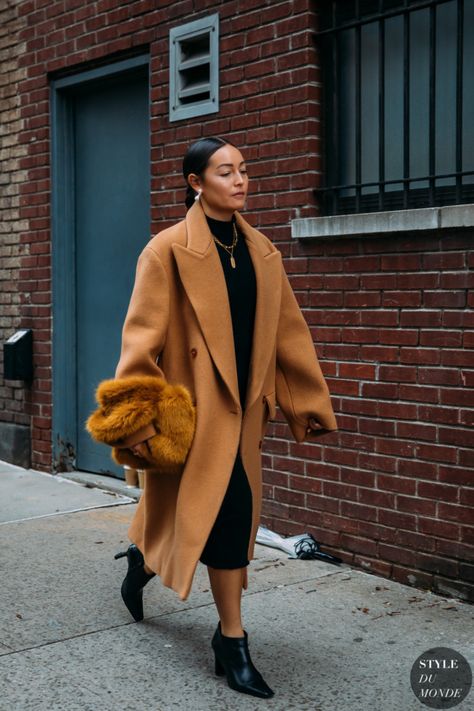 New York Fall 2020 Street Style: Rachael Wang Rachel Wang, Rachael Wang, Mantel Styling, Mantel Outfit, 2020 Street Style, Reportage Photography, Coat Street Style, New York Fall, Looks Street Style