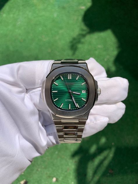 Green dial Seiko Nautilus, Christian Soldiers, Classy Watch, Fancy Watches, Mens Fashion Wear, Jewelry Lookbook, Stylish Watches, Fine Watches, Men Fashion Casual Outfits