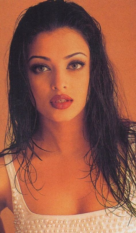 Ashwariya Rai Aesthetic, Bollywood 90s Makeup, Beautiful Women's Faces 90s, Aishwarya Rai Makeup Tutorial, 90s Bollywood Makeup, Aishwarya Rai Eyes, Aishwarya Rai Aesthetic, Aishwarya Rai 90s Aesthetic, Aishwarya Rai 90s