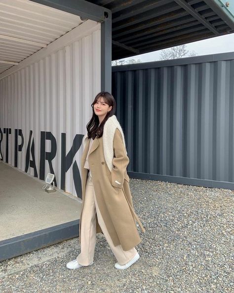 Trench Coat Korean Outfit, Coat Outfit Korean, Korean Trench Coat Outfit, Korean Winter Outfits, Korean Winter, Girl Energy, Outfit Korean Style, Airport Fits, Korean Fashion Winter