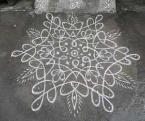 Aadi velli star chikku cum deepam kolam. Newly created. Deepam Kolam, Kolam Dots, Flower Kolam, Indian Rangoli Designs, Diwali Decorations At Home, Rangoli Side Designs, Rangoli Colours, Simple Flower Design, Rangoli Patterns