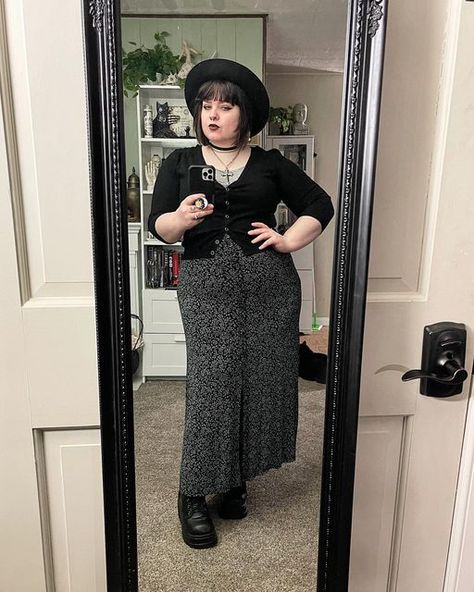 Witchcore Outfit Plus Size, 90s Witchy Outfits Plus Size, Plus Goth Outfits, Witchy Outfits Plus Size, Corporate Goth Outfits Plus Size, Mid Size Goth Outfits, Plus Size Goth Outfit Ideas, Office Goth Work Outfits Plus Size, Plus Size Whimsigoth Outfits