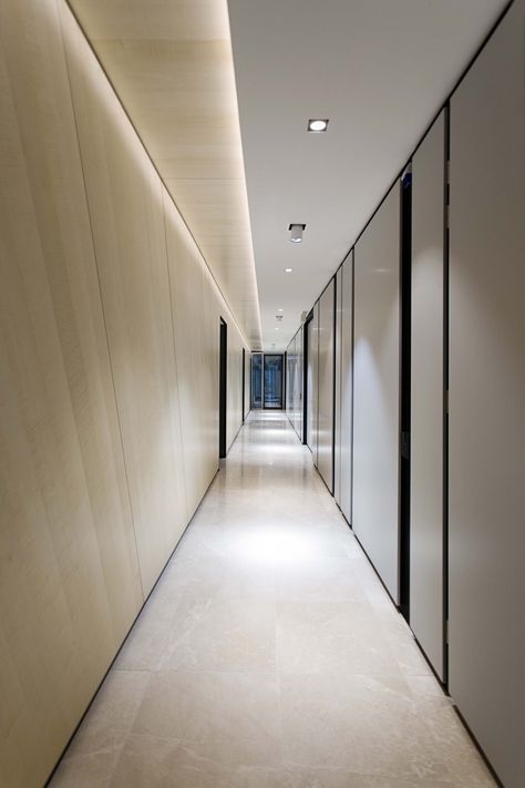 Office Coridoor Ideas, Lobby Corridor Design, Ceiling Design Hallway, Building Hallway Design, Office Hallway Design, Office Corridor Design, Commercial Lobby Design, Corridor Ceiling, Corridor Office