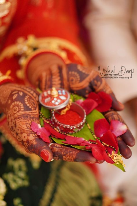 Wedding Sindur Photography, Mangalsutra Photography Ideas, Mehendi Photography, Small Wedding Decor, Women Photoshoot, Wedding Platters, Engagement Photography Poses, Bridal Photography Poses, Gift Boxes For Women