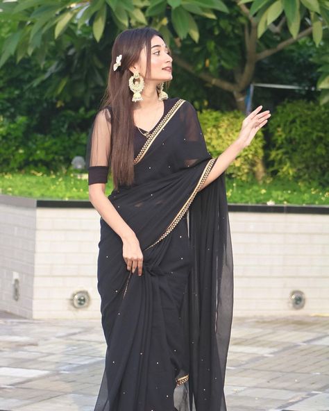 Saree For Teenagers, Black Hair Aesthetic, Indian Sari Dress, Girl Red Dress, Sari Dress, Ram Photos, Hair Aesthetic, Traditional Indian Outfits, Black Saree