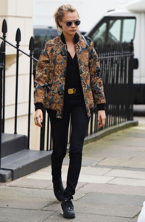 Cara Delevingne adds edge to an all-black look with a Chanel belt, floral bomber, and sunnies. Cara Delevingne Style, Estilo Tomboy, Chanel Belt, Mode Casual, Celebrity Street Style, Urban Wear, Cara Delevingne, Urban Outfits, Looks Style